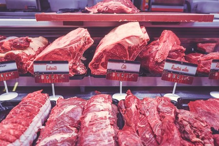 La carne roja y la carne blanca aumentan por igual el colesterol en el sangre