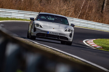 Porsche Taycan Turbo S recupera su trono en Nürburgring y le arrebata el récord a Tesla