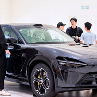 El SUV eléctrico que Xiaomi canceló hace un año, hoy ha empezado a entregarse en China: viene directo a por el Tesla Model Y básico 