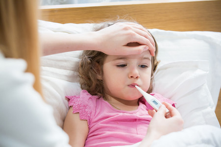 Los pediatras recuerdan que la fiebre siempre es un criterio para que los niños no vayan a clase, más en tiempos de coronavirus