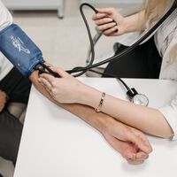 Desde hace años se dice que la posición del brazo puede alterar la lectura de la presión arterial. La ciencia ya sabe cuánto 
