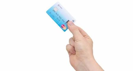Mastercard prepara su tarjeta con lector de huellas digitales y NFC