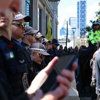 "Aparecía la tecla I pulsada más de 16.000 veces": Unos policías fingían teletrabajar y los han cazado. Deben volver a la oficina 