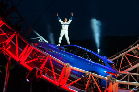 Vuelta de récord para el Jaguar F-Pace ¡en vertical!