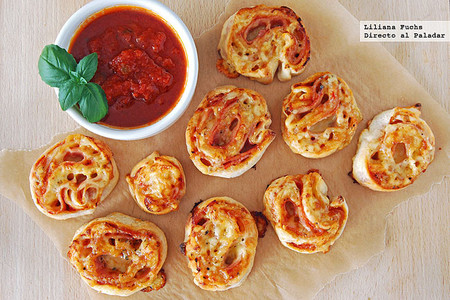 Bocados enrollados de pizza. Receta fácil de aperitivo