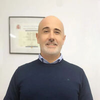 Roger Nebot, farmacéutico: "La Nivea del bote azul es una excelente crema hidratante, sin embargo, no contiene filtros solares, por tanto no protege del sol (no es buena como protector solar)" 