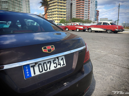 Geely Emgrand trasera con almendrones