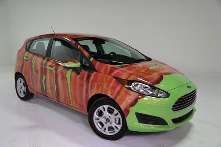 Un Ford Fiesta ¡cubierto de tocino!