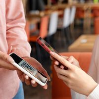 Las tienditas pueden cobrar con tarjeta y QR en México, pero eso no significa que les convenga dejar el efectivo 