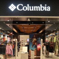 Columbia está liquidando una de sus chaquetas impermeables más vendidas a precio irresistible