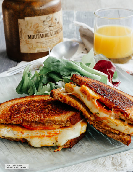 Sándwich integral con tofu, chorizo y mozzarella. Receta sencilla para el desayuno