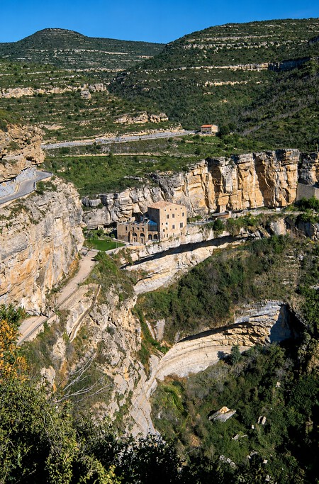 Monasterio Cataluna Cascada Senderismo Otono Visitas Historicas Milenio
