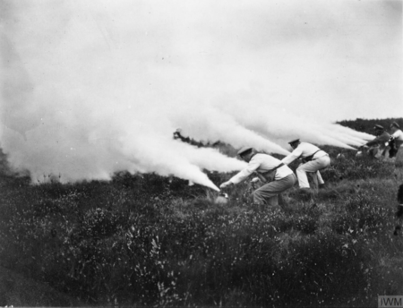 Fotografia que mostra tropas alemãs liberando gás venenoso de cilindros durante a Primeira Guerra Mundial (1914-1918)