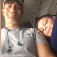 "Eres una mamá afortunada": el emotivo mensaje a la madre de un niño con autismo, del compañero de vuelo de su hijo