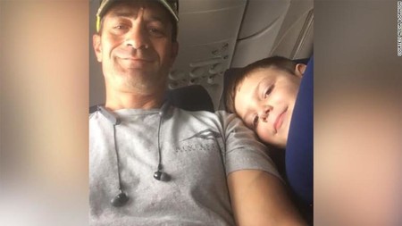"Eres una mamá afortunada": el emotivo mensaje a la madre de un niño con autismo, del compañero de vuelo de su hijo