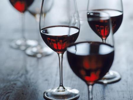 El vino tinto podría ayudar a quemar grasas