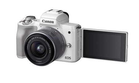 Canon EOS M50, una sin espejo diferente, que hoy, en su Red Night, MediaMarkt nos deja en 629 euros con objetivo 14-45mm