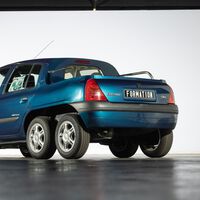 Un Renault Clio convertido en pick-up de seis ruedas: parece mentira, pero se construyó un prototipo. No es la única locura que ha pensado Renault 