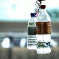 Se supone que, en noviembre, España obligará a las tiendas a cobrar un importe por cada botella y lata vendida. Se supone 