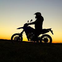 La locura de Europa con los carnets de moto: 800 enmiendas para reformarlo de arriba abajo, y no para bien