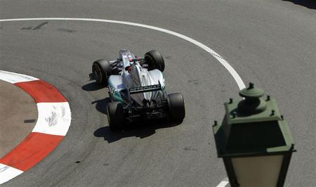 Michael Schumacher rememora viejos tiempos y se hace con la pole