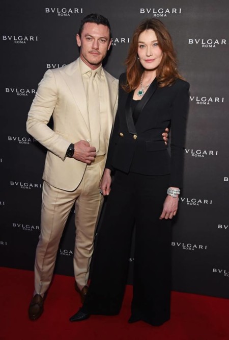 Un Luke Evans vestido de primera comunión en la reinauguración del flagship de Bvlgari en Londres