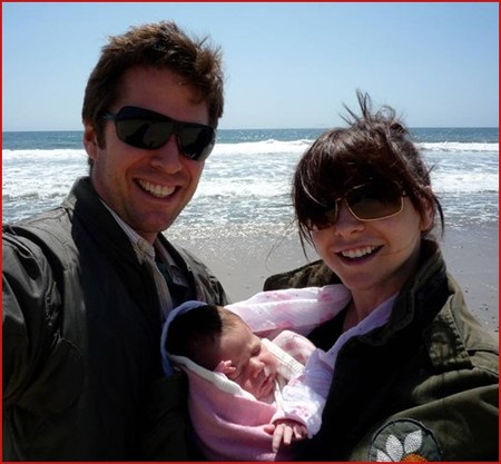 Alyson Hannigan y Alexis Denisof muestran a su hija