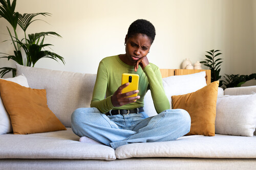 Mulher estressada mexendo em celular.. Créditos: 	Daniel de la Hoz/GettyImages