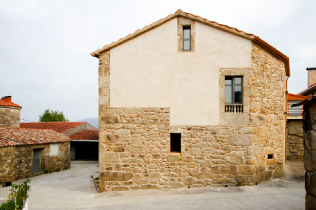 Puertas abiertas: rehabilitación de una vivienda llena de contrastes en