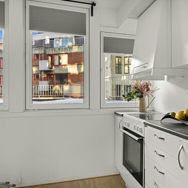 Ikea sorprende con una mesa de cocina que desaparece cuando no la necesitas, está en oferta y viene con dos sillas a juego