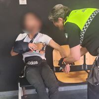 Con un brazo en cabestrillo, bebido y drogado: le pillan, se da a la fuga y acaba estampado contra una comisaria