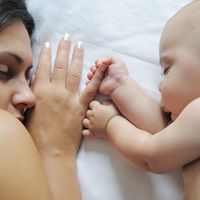 Los bebés deberían dormir en la cama de mamá al menos hasta los tres años, según expertos