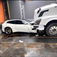 Trailer vs. Ferrari, una historia de un aparente ataque de ira que terminó con un Ferrari GTC4Lusso aplastado