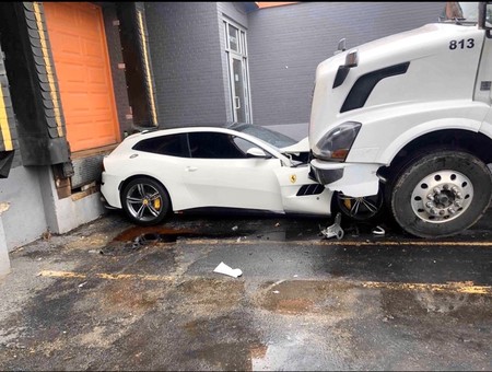 Trailer vs. Ferrari, una historia de un aparente ataque de ira que terminó con un Ferrari GTC4Lusso aplastado