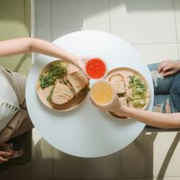 La dieta de la Generación Alfa es única y muy distinta a la de sus padres: marcada por el cambio climático y el cuidado de la salud 