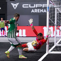 Tras las quejas de los equipos y futbolistas, Kings League actúa. Pondrán caucho en el césped del Cupra Arena