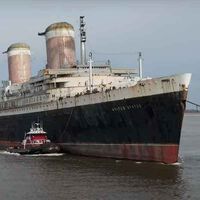 El transatlántico de los récords, el más grande y rápido jamás construido, está haciendo su último viaje para convertirse en un gigantesco arrecife bajo el mar