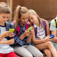 ¿Pensando en comprarle su primer móvil? 13 cosas que debes saber antes de poner uno en sus manos 