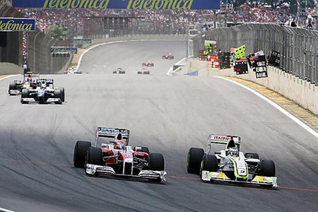 f1_kamui-kobayashi-luchando-con-jenson-button-en-brasil.jpg