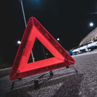 Ya es obligatorio utilizar las balizas V16 conectadas, pero la DGT ha cambiado de opinión sobre el uso de los triángulos: resulta que ahora no te multarán si los pones