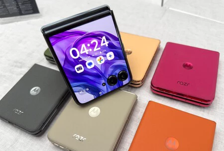 Motorola Razr 50 Ultra en modo reloj de sobremesa