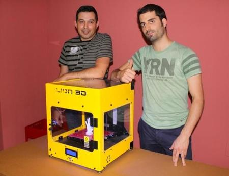 Los responsables de LEON3D con su impresora LION3D