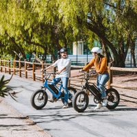 Estilo cool, ruedas gordas y hasta 88 km de autonomía para la última bicicleta eléctrica de Juiced Bikes 