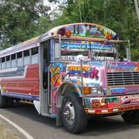 Panamá intentó jubilar a sus viejos autobuses de colores en 2013. Hoy los Diablos Rojos siguen siendo imprescindibles para mover pasajeros  
