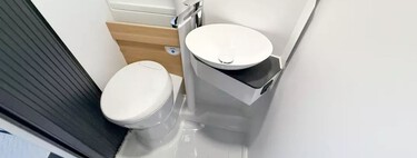 El WC en una camper parece un capricho… hasta que te toca buscar baño donde no los hay