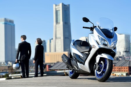 Suzuki Burgman 400: un scooter grande adaptado a la Euro 5 que se queda en 29 CV y estrena control de tracción, por 7.595 euros