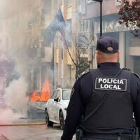 "Si tienen que ser de gasolina, gasoil o hidrógeno de ese que está de moda...no lo sé". El Ayuntamiento de Calpe no quiere ver más coches eléctricos después de un incendio