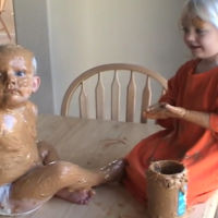 Nada como tener un hermano pequeño para... llenarle de crema de cacahuete (vídeo)