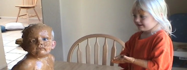 Nada como tener un hermano pequeño para... llenarle de crema de cacahuete (vídeo)