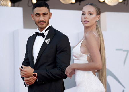 ¡'Bellisimos'! Ester Expósito se viste de blanco cogida del brazo de Alejandro Speitzer en Venecia, ¿alfombra roja o boda roja?